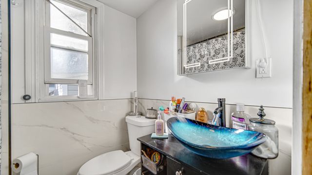 4425 W Carroll Avenue, Chicago, IL 60624