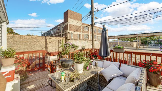 4425 W Carroll Avenue, Chicago, IL 60624