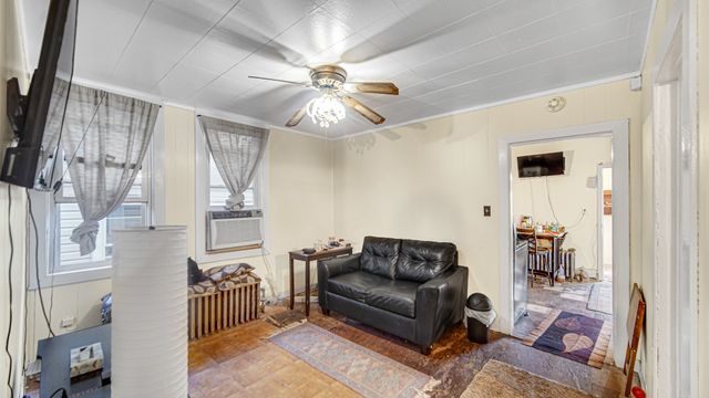 4425 W Carroll Avenue, Chicago, IL 60624