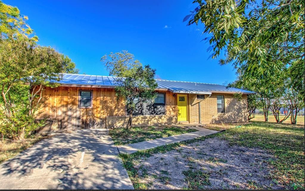 711 Center St, Kerrville, TX 78028