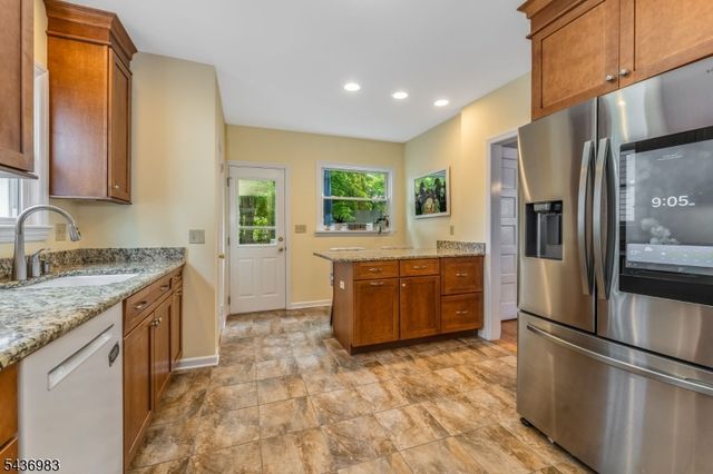 28 Codington Pl, Somerville Boro, NJ 08876