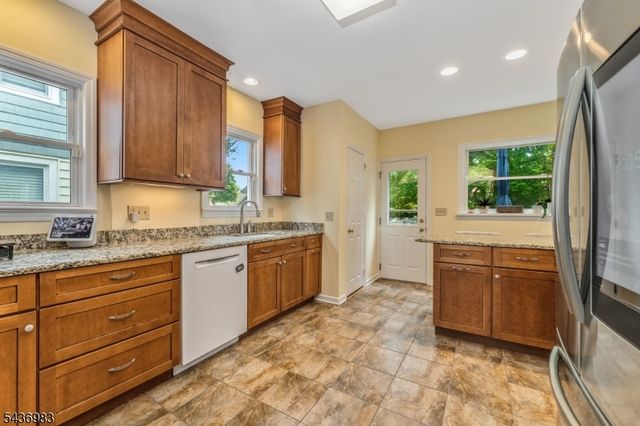 28 Codington Pl, Somerville Boro, NJ 08876