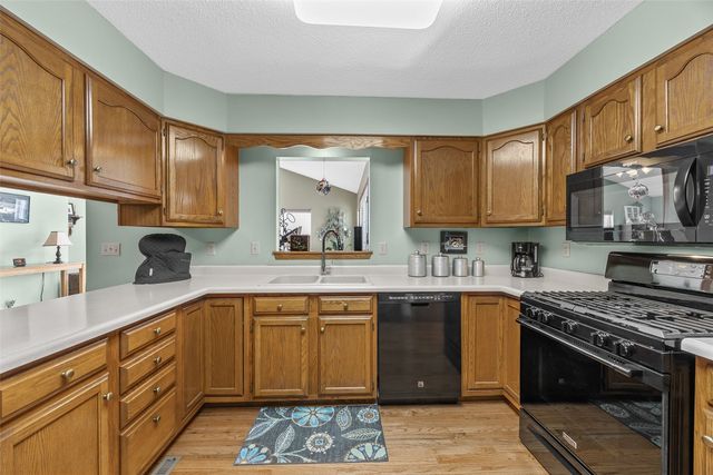 320 Stoney Creek Road NW, Cedar Rapids, IA 52405