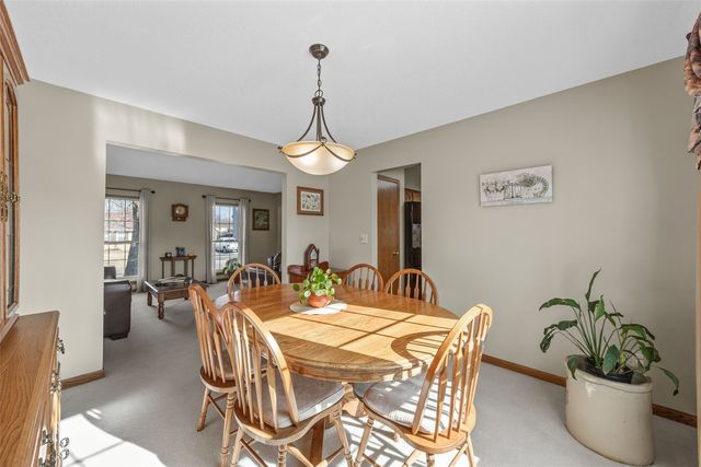 320 Stoney Creek Road NW, Cedar Rapids, IA 52405