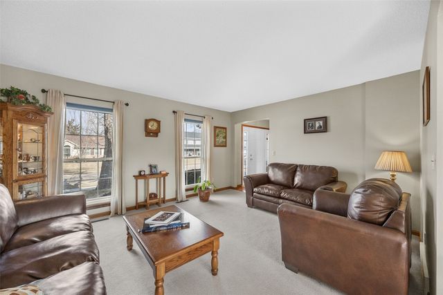 320 Stoney Creek Road NW, Cedar Rapids, IA 52405