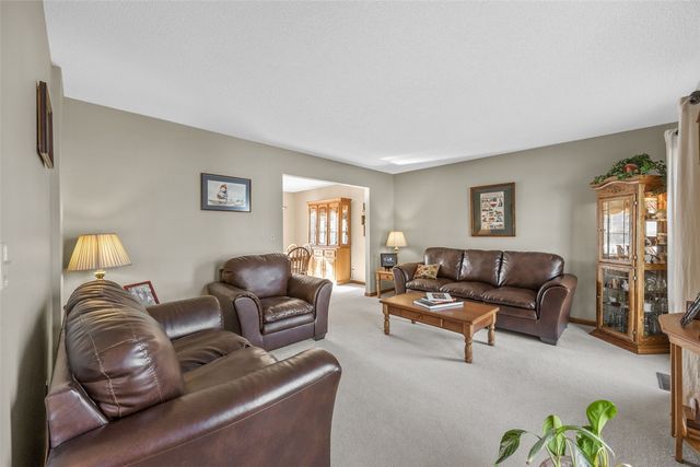 320 Stoney Creek Road NW, Cedar Rapids, IA 52405