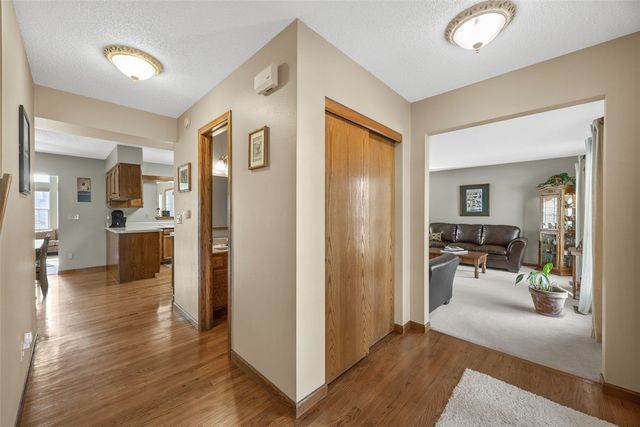 320 Stoney Creek Road NW, Cedar Rapids, IA 52405