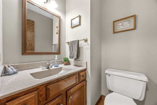 320 Stoney Creek Road NW, Cedar Rapids, IA 52405