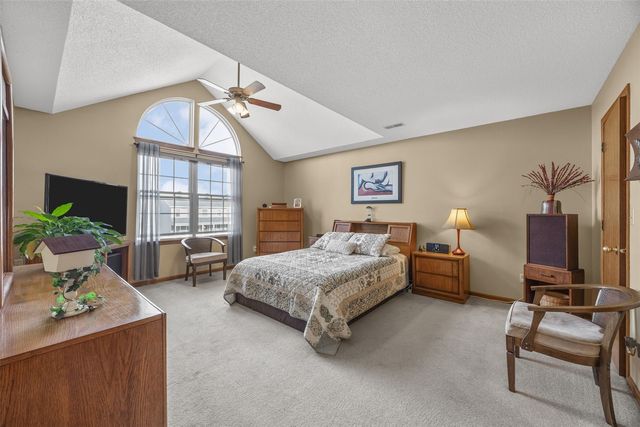 320 Stoney Creek Road NW, Cedar Rapids, IA 52405