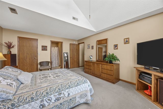 320 Stoney Creek Road NW, Cedar Rapids, IA 52405