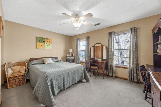 320 Stoney Creek Road NW, Cedar Rapids, IA 52405