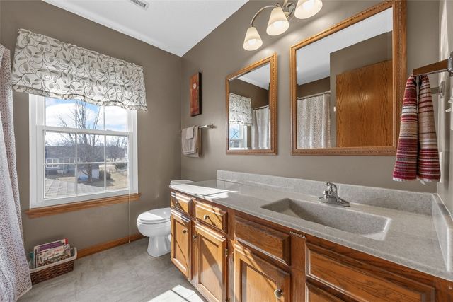 320 Stoney Creek Road NW, Cedar Rapids, IA 52405