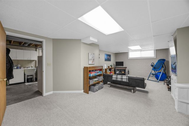 320 Stoney Creek Road NW, Cedar Rapids, IA 52405