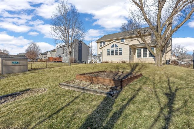 320 Stoney Creek Road NW, Cedar Rapids, IA 52405