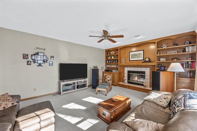 320 Stoney Creek Road NW, Cedar Rapids, IA 52405