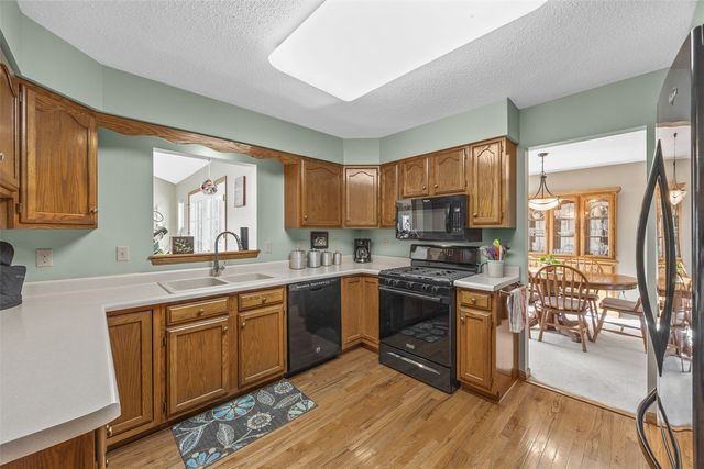 320 Stoney Creek Road NW, Cedar Rapids, IA 52405