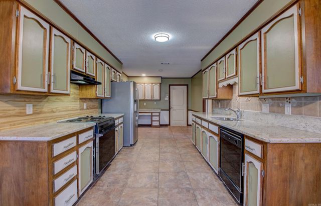 9715 Grapevine Dr, Little Rock, AR 72210