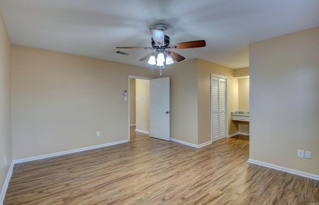 9715 Grapevine Dr, Little Rock, AR 72210