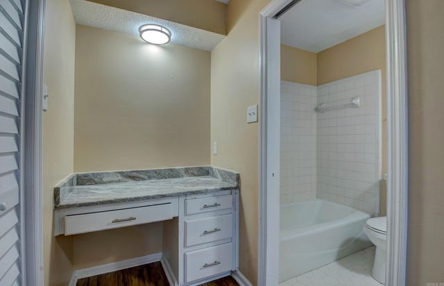 9715 Grapevine Dr, Little Rock, AR 72210