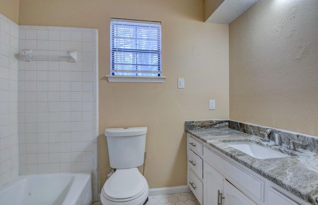 9715 Grapevine Dr, Little Rock, AR 72210