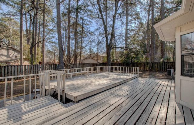 9715 Grapevine Dr, Little Rock, AR 72210