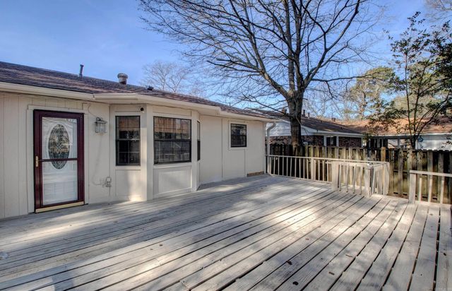 9715 Grapevine Dr, Little Rock, AR 72210