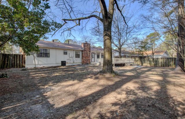 9715 Grapevine Dr, Little Rock, AR 72210