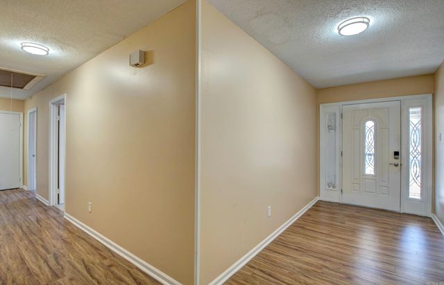 9715 Grapevine Dr, Little Rock, AR 72210