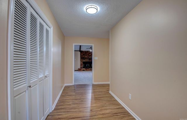 9715 Grapevine Dr, Little Rock, AR 72210