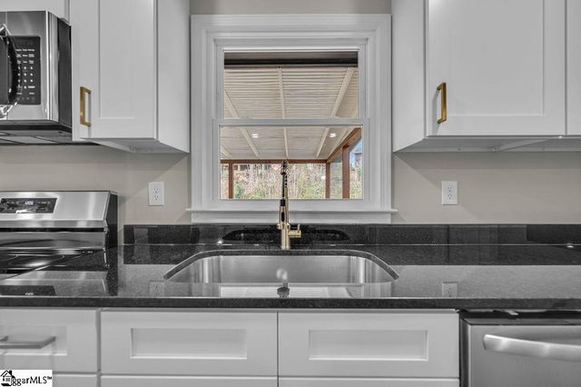 11 Confederate Circle, Taylors, SC 29687