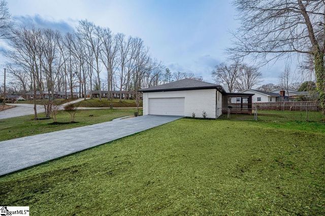 11 Confederate Circle, Taylors, SC 29687