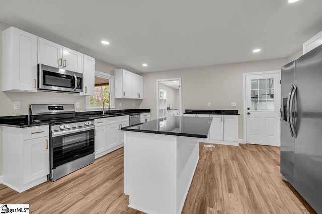 11 Confederate Circle, Taylors, SC 29687