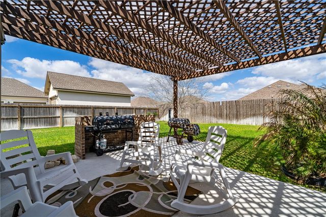 1864 The Grand Dr, Kingsville, TX 78363