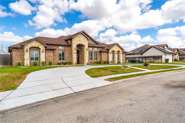 1864 The Grand Dr, Kingsville, TX 78363