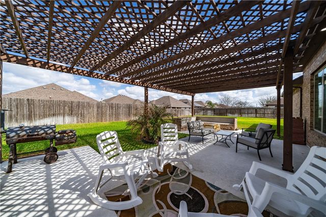 1864 The Grand Dr, Kingsville, TX 78363