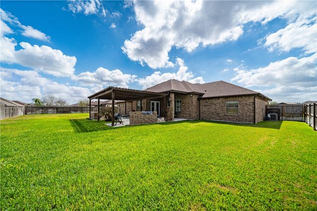 1864 The Grand Dr, Kingsville, TX 78363
