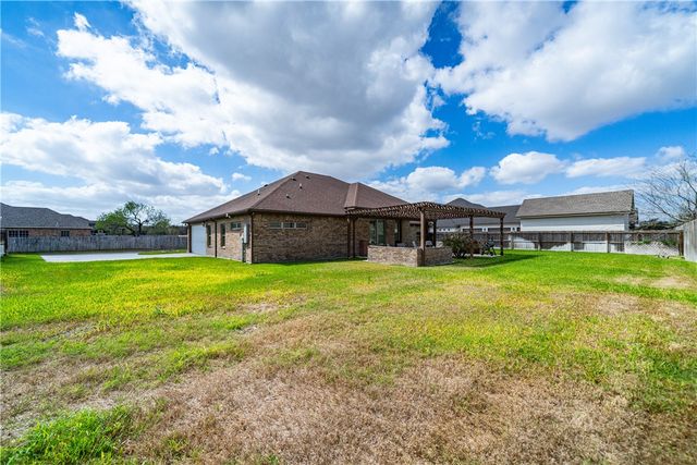 1864 The Grand Dr, Kingsville, TX 78363