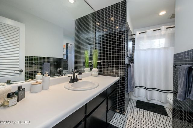 15 Wilson Circle W, Red Bank, NJ 07701