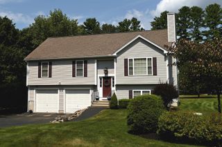 17 1/2 Beacon Street, Derry, NH 03038