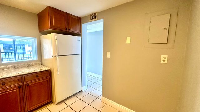 8040 N Colony Circle Unit 207, Tamarac, FL 33321