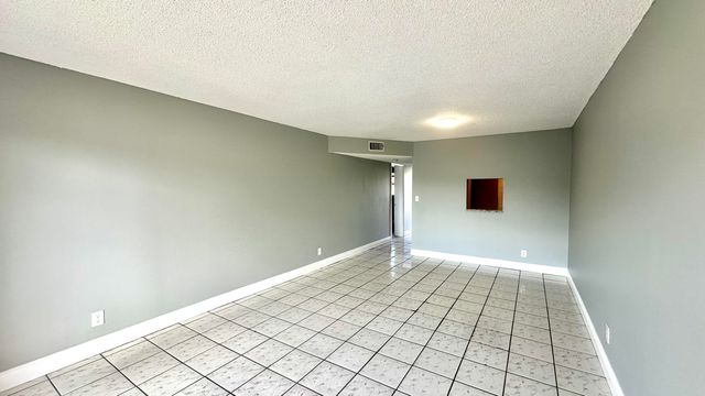 8040 N Colony Circle Unit 207, Tamarac, FL 33321