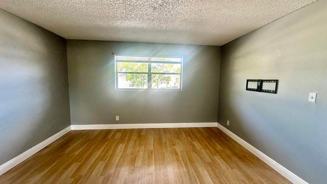 8040 N Colony Circle Unit 207, Tamarac, FL 33321