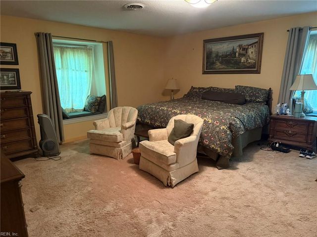 3812 Chelwood LN, Virginia Beach, VA 23452