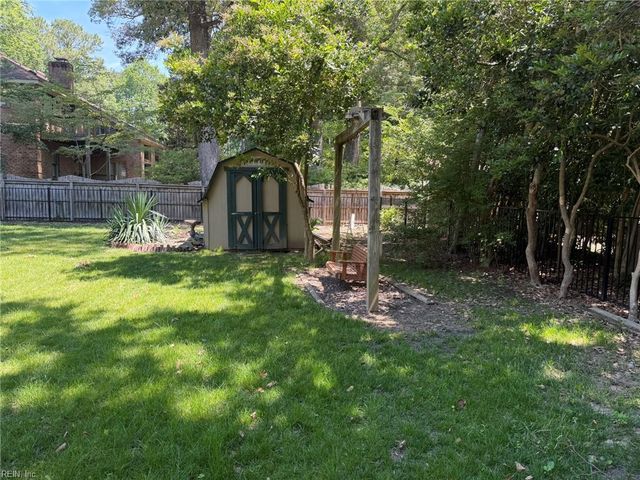 3812 Chelwood LN, Virginia Beach, VA 23452