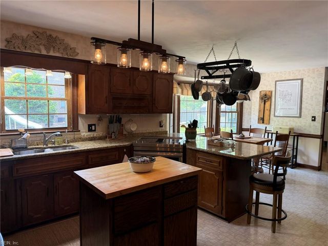 3812 Chelwood LN, Virginia Beach, VA 23452