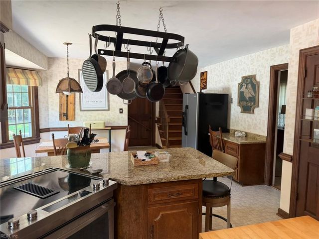 3812 Chelwood LN, Virginia Beach, VA 23452