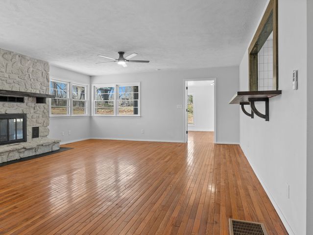 4859 S Roslyn Avenue, Springfield, MO 65804