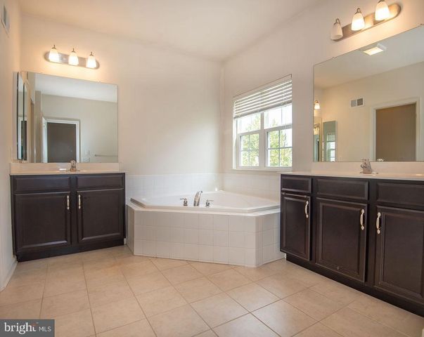 200 W TESTAVERDE RD, Newark, DE 19702