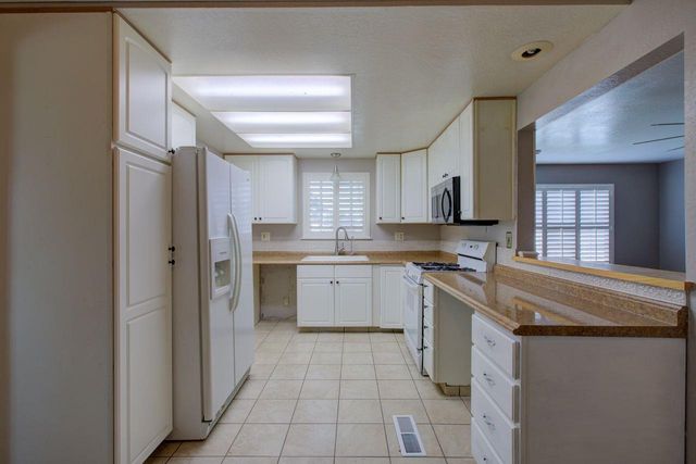 9906 Jennifer Ct, Delhi, CA 95315