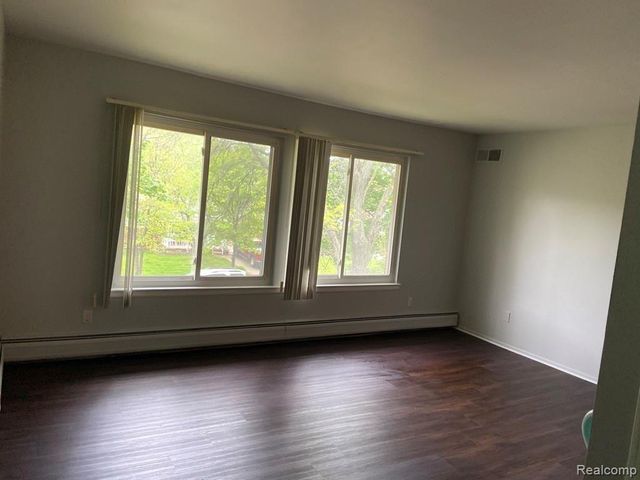 7370 CENTRAL ST APT 10, Westland, MI 48185